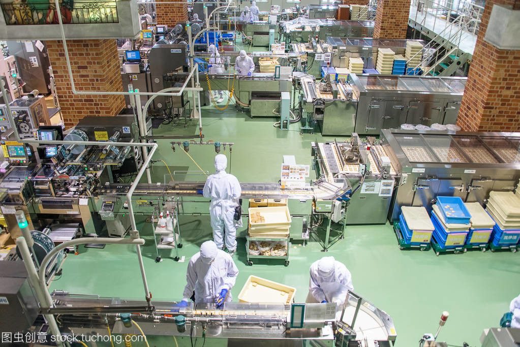 日本,札幌-2017 年 1 月 13 日︰ 團友,在 2017 年 1 月 13 日在日本北海道的巧克力工廠。公司的主打產(chǎn)品是白色戀人餅干